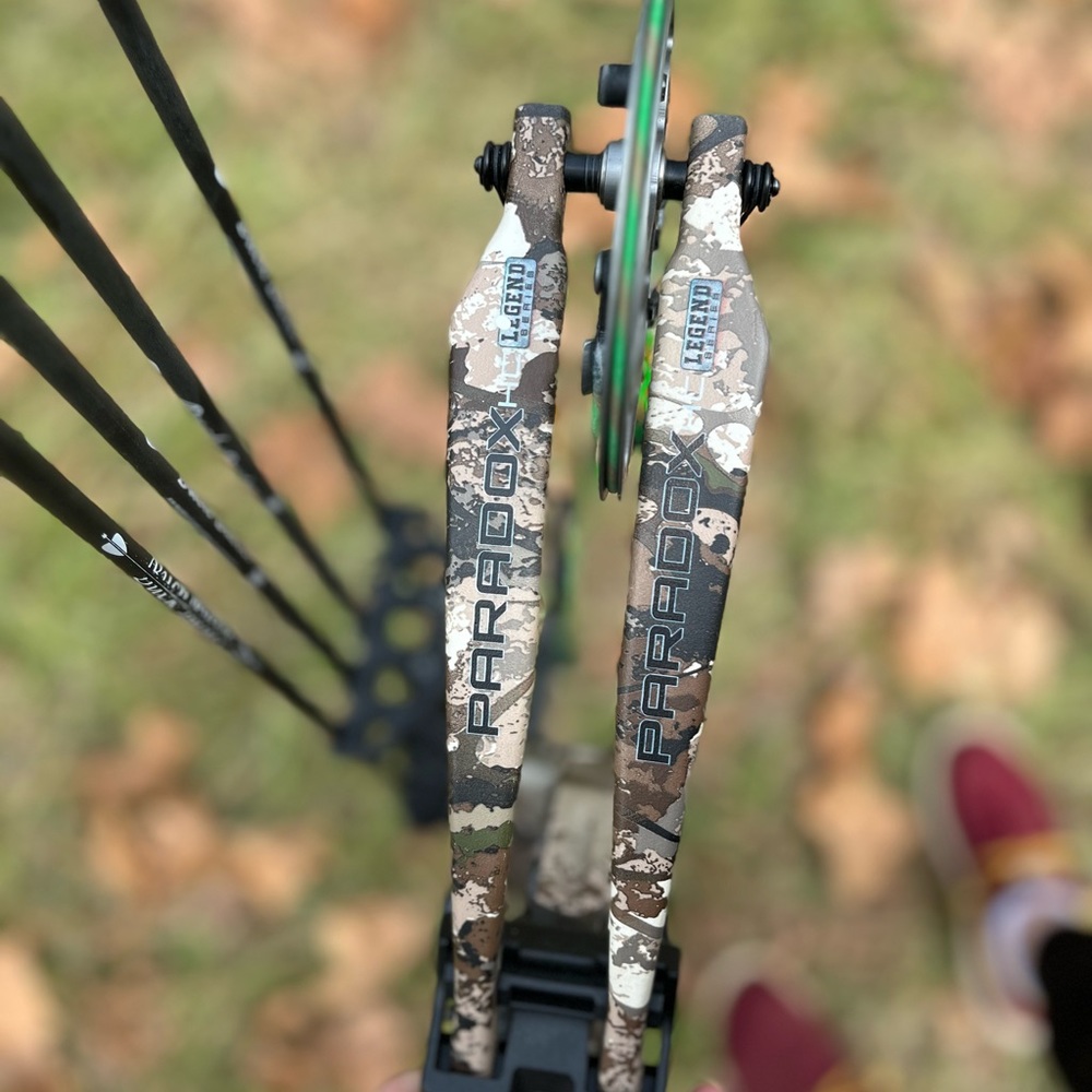 Bear Paradox Legend series. shot 4x comes with 4 arrows and a release.